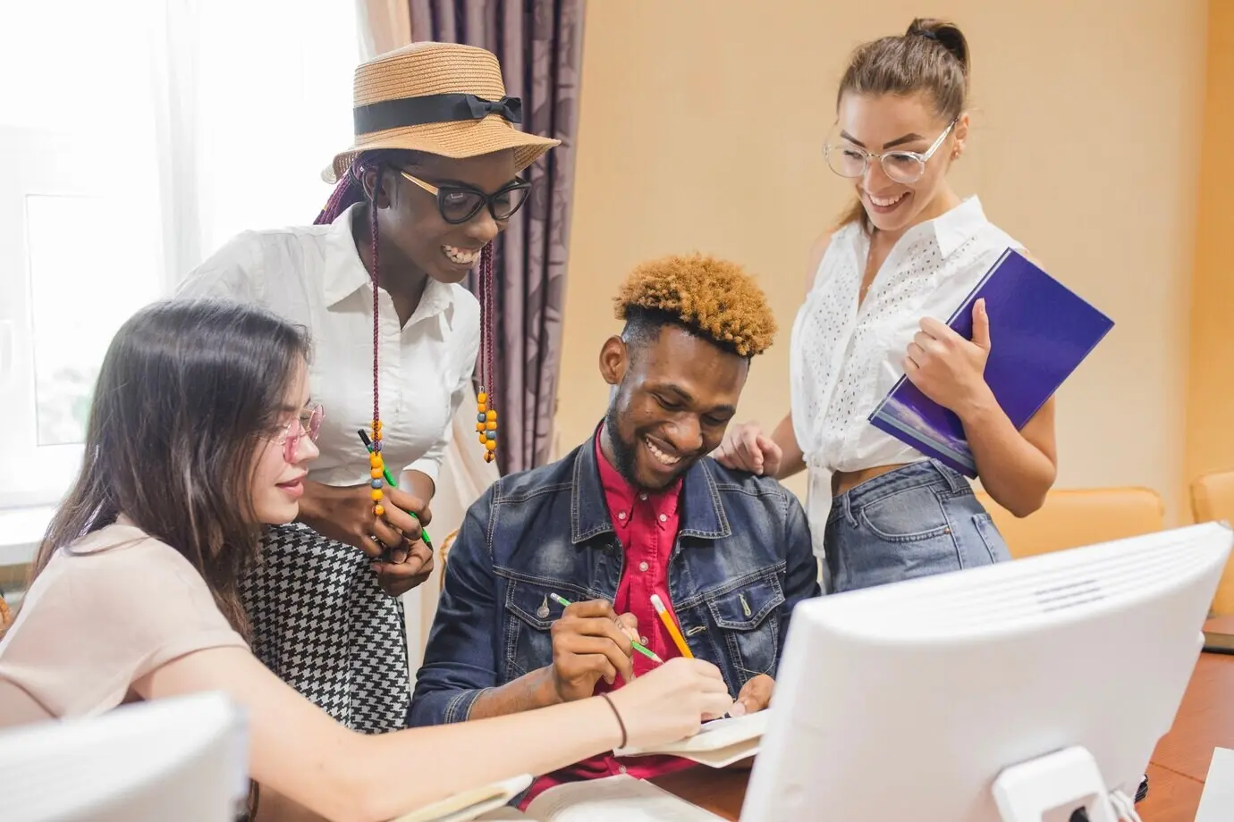 Jugendliche arbeiten fröhlich miteinander.