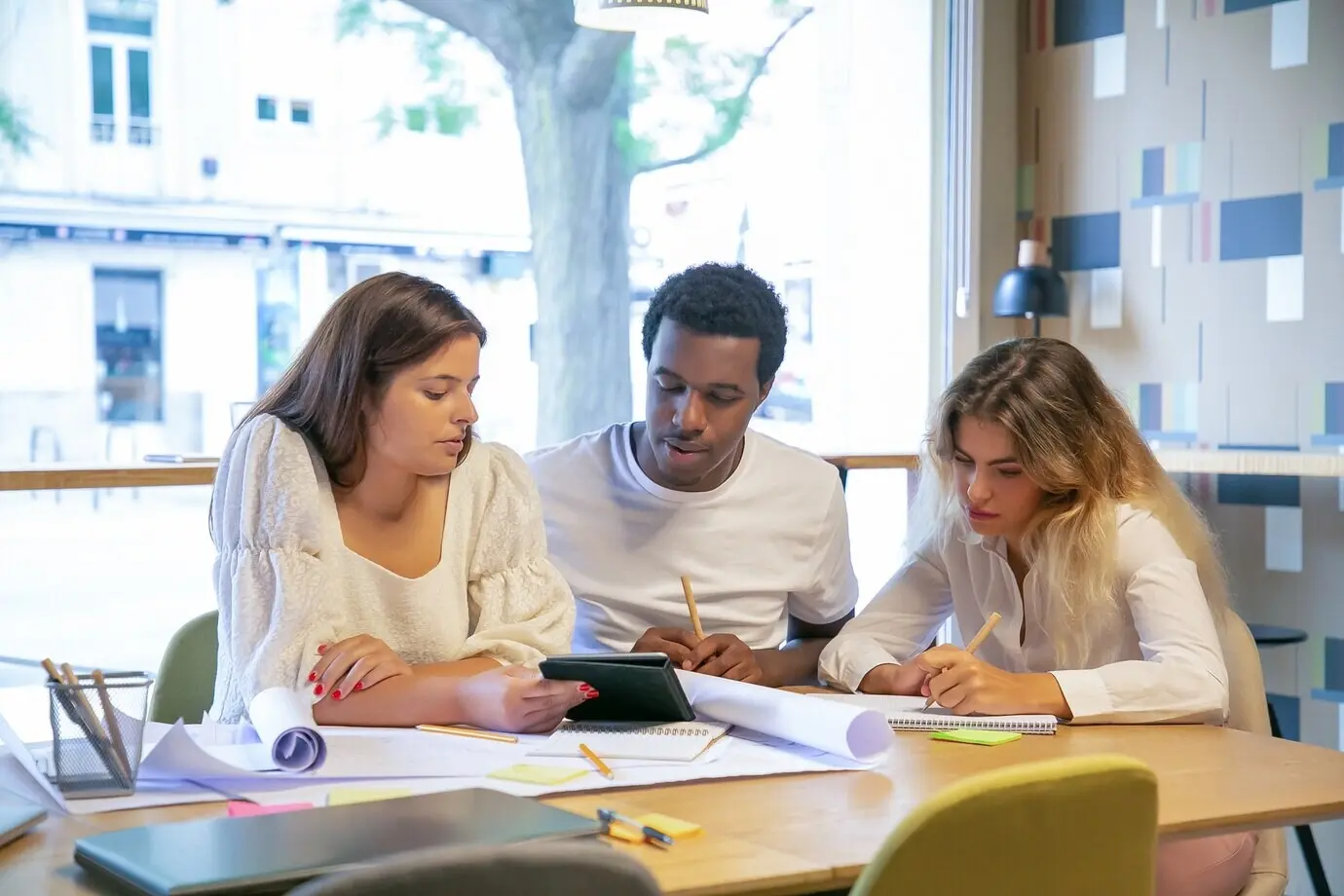 Kreatives Team arbeitet gemeinsam an einem Designprojekt.