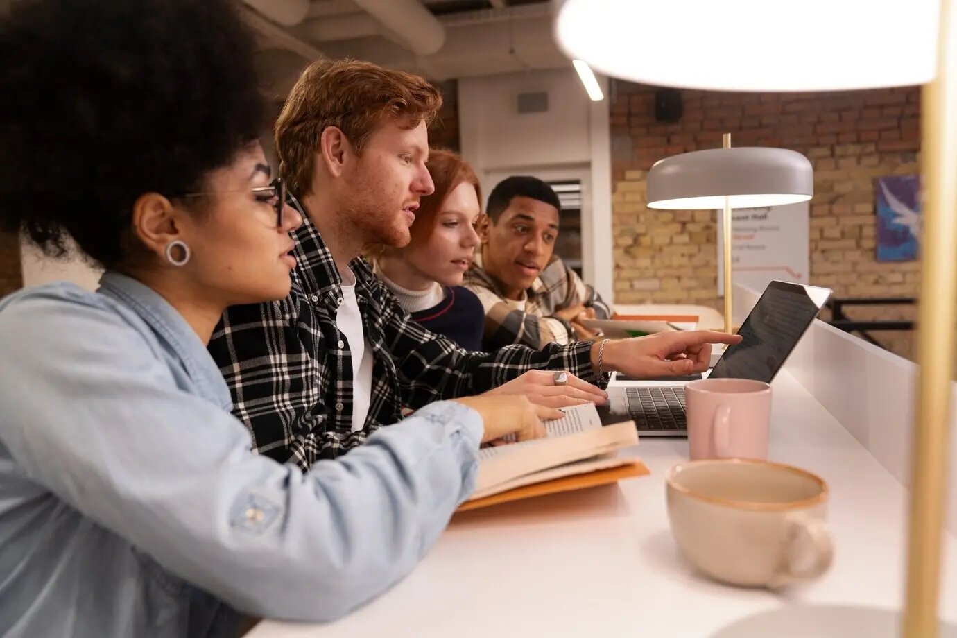 Authentische Szene eines Buchclubs